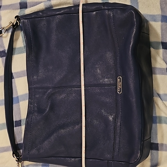 Coach hobo/ crossbody in Navy Blue pebbled leather - Picture 9 of 10
